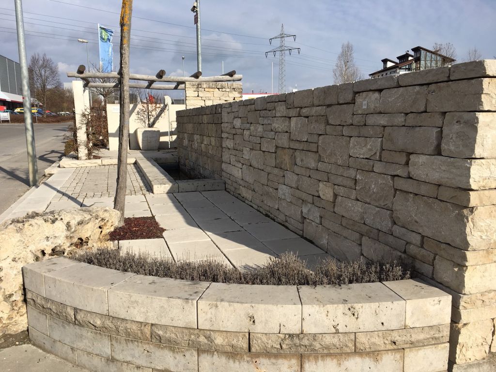 Natursteinmauern anlegen – einfach und wirkungsvoll