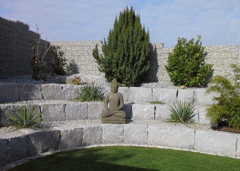 Natursein mit Gabionen