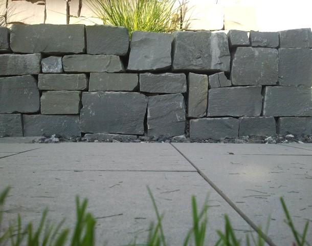 Schwarchtobler Sandstein_Galerie01 Beim Schwarzachtobler Sandstein handelt es sich um einen wunderschönen grauen Naturstein, der viele tolle Eigenschaften mitbringt und somit vielseitig einsetzbar ist. Lesen Sie alles wissenswerte über diesen ganz besonderen Sandstein.