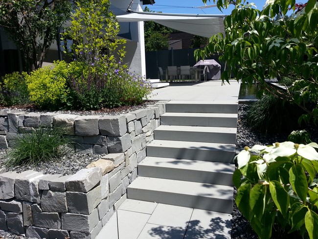 Schwarchtobler Sandstein_Galerie05 Beim Schwarzachtobler Sandstein handelt es sich um einen wunderschönen grauen Naturstein, der viele tolle Eigenschaften mitbringt und somit vielseitig einsetzbar ist. Lesen Sie alles wissenswerte über diesen ganz besonderen Sandstein.