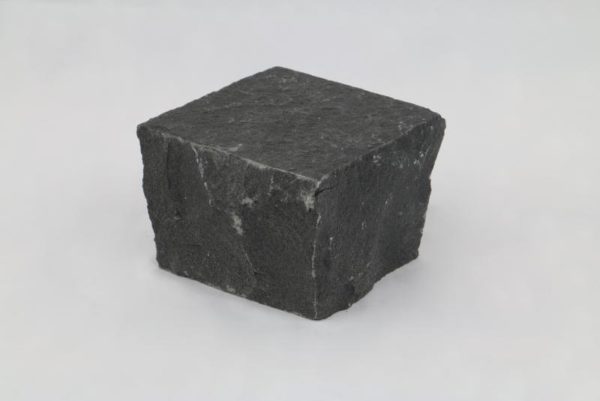 Pflasterstein Basalt Halong Black, Oberfläche geflammt Kanten gespalten