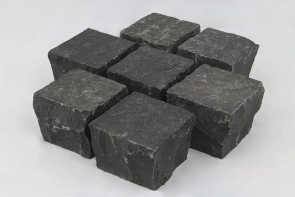 Pflasterstein Basalt Halong Black, Oberfläche geflammt Kanten gespalten