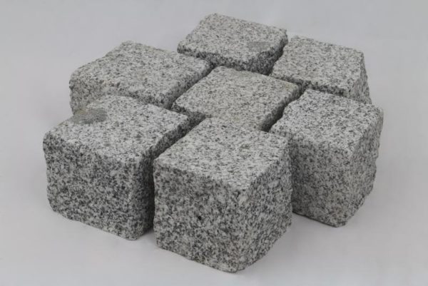 Pflasterstein Granit Bulvar Mittelkorn, Oberfläche kugelgestrahlt, Kanten gespalten, hellgrau