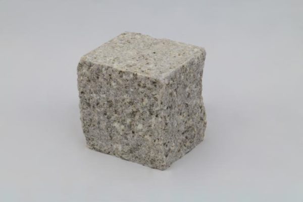 Pflasterstein Granit Sol G682, Oberfläche gestockt, Kanten gespalten, gelblich