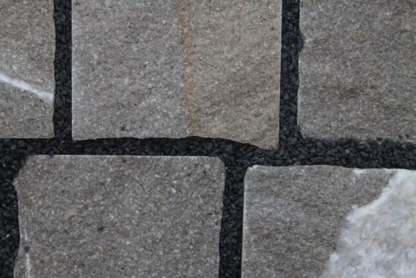 Kleinpflaster Kalkstein Pietra Piasentina, Kanten gespalten teils gesägt, braun-grau