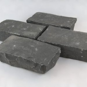 Pflasterplatte Basalt Halong Black, Oberfläche spaltrau, Kanten handbekantet, schwarz