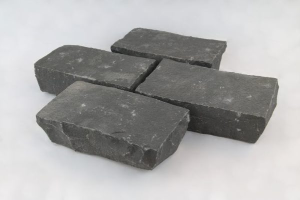 Pflasterplatte Basalt Halong Black, Oberfläche spaltrau, Kanten handbekantet, schwarz