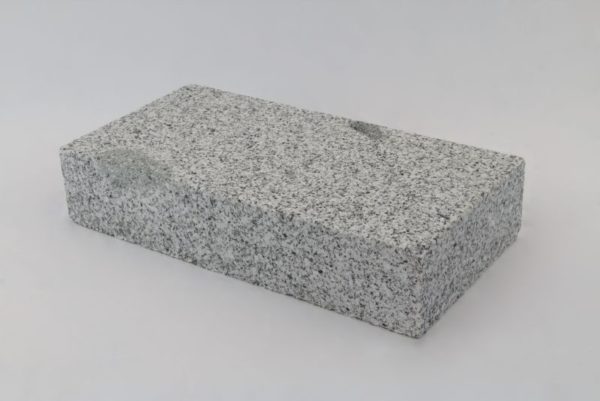Pflasterstein Granit Bulvar Mittelkorn, Oberfläche kugelgestrahlt Kanten gesägt, hellgrau