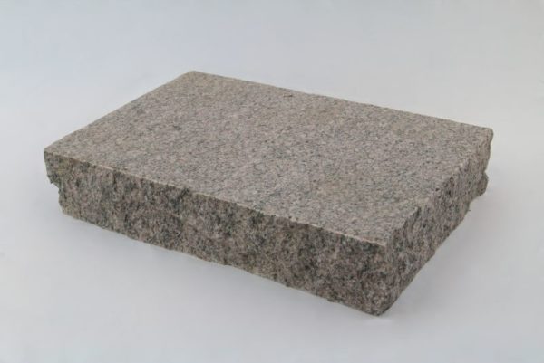 Pflasterplatte Granit Zora G354, Oberfläche geflammt, Kanten gespalten, rot-grau