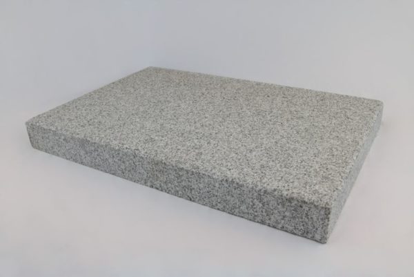 Pflasterplatte Granit Bulvar Mittelkorn, Oberfläche kugelgestrahlt Kanten gefast, hellgrau