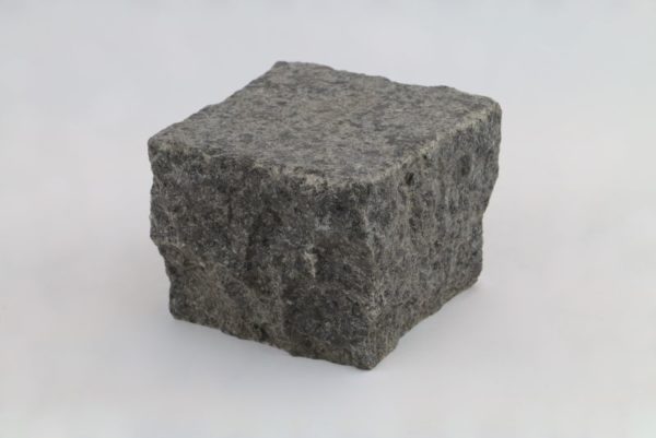 Pflasterstein Quarzdiorit Attika Grey, Oberfläche geflammt und gebürstet, Kanten gespalten, anthrazit