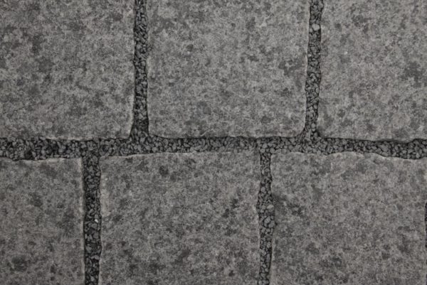 Pflasterstein Quarzdiorit Attika Grey, Oberfläche geflammt und gebürstet, Kanten gespalten, anthrazit