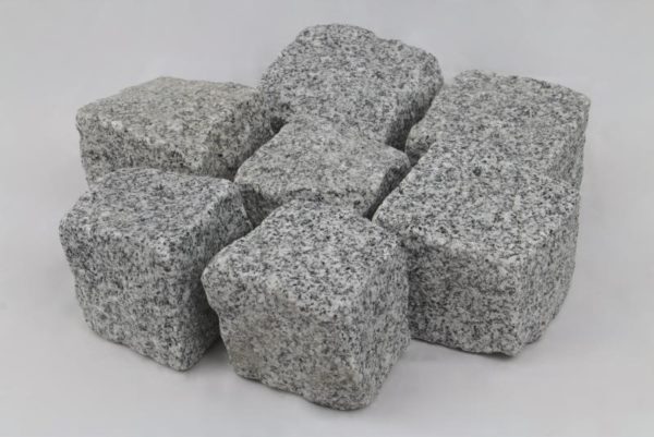 Pflasterstein Granit Mittelkorn, gespalten, hellgrau