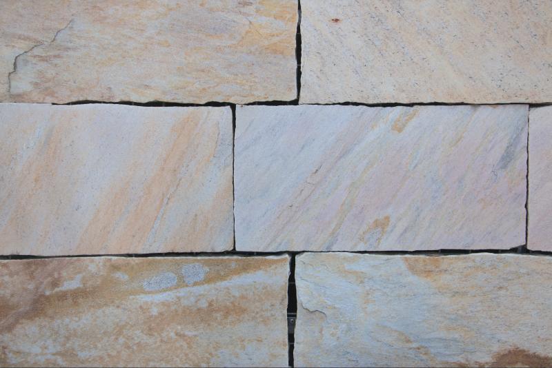 Terrassenplatte Quarzit Rio Dorado, spaltrau, Kanten handbekantet Terrassenplatte Quarzit Rio Dorado, spaltrau, Kanten handbekantet