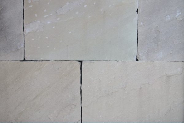Terrassenplatte Sandstein Mint, spaltrau, Kanten handbekantet