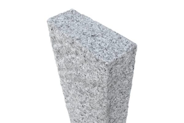 Kombipalisade Granit Bravo, 1 Kopf und 1 Breitseite gesägt und gestockt, sonst gesägt und gespitzt