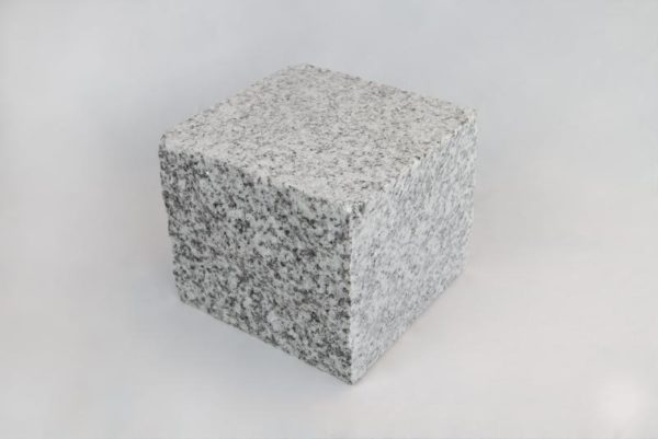 Pflasterstein Granit Cinza Cristal, Oberfläche kugelgestrahlt, Kanten gesägt teils gespalten