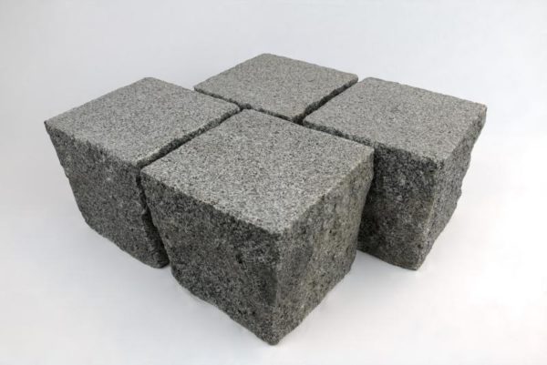 Pflasterstein Granit Gala VN, Oberfläche geflammt, Kanten gespalten