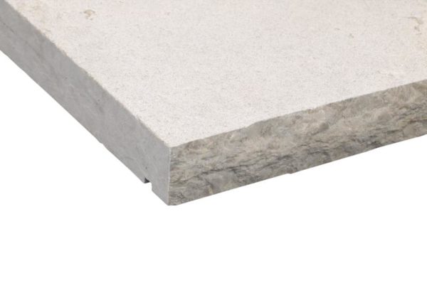 Mauerabdeckplatte Kalkstein Kanfanar mit 2 Wassernasen, sandgestrahlt / bossiert