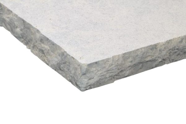 Mauerabdeckplatte Kalkstein Bayadere mit 3 Wassernasen (Kopf), sandgestrahlt / bossiert